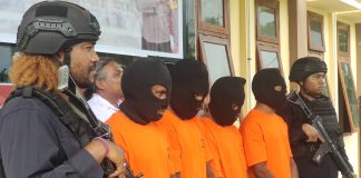 Caption : Empat Pelaku Curas dan Pemerkosaan saat diamankan di Mapolsek Muara Tami, Kamis (05/04/2024) pagi. Foto : Tania Sembiring/PapuaSatu.com