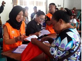 Caption : Suasana anggota Keluarga Penerima Manfaat bantuan dari Kementrian Sosial, saat menerima bantuan KPM di Kantor Pos Jayapura, Jum’at (5/4/2024). Foto : Tania Sembiring/PapuaSatu.com