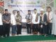 Pj. Bupati Jayapura, Triwarno Purnomo,SSTP,M.Si, menyerahkan bantuan dana pembangunan Masjid Al-Muhajiri, BTN Furia Dobonsolo Sentani saat melaksanakan safari ramadhan 1445 H, Minggu (7/4/24)