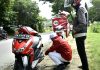 Mekanik Honda Care dari Astra Motor Papua saat melakukan servis kepada customer yang mengalami kendala di jalan