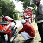 Mekanik Honda Care dari Astra Motor Papua saat melakukan servis kepada customer yang mengalami kendala di jalan
