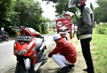 Mekanik Honda Care dari Astra Motor Papua saat melakukan servis kepada customer yang mengalami kendala di jalan