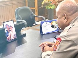 Kapolda Papua Irjen Mathius D. Fakhiri saat bertemu kembali dengan Yusi Martha Guinia (3), melalui sebuah panggilan telepon, Senin (6/5/2024)
