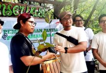 Wujudkan Visi Astra Bermanfaat bagi Negara, Astra Motor Papua Perluas Cakupan CSR Penyerahan bibit pohon bakau untuk ditanam di kawasan Cagar Alam Teluk Youtefa