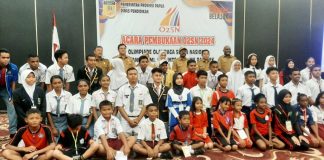 Kadisdik Provinsi Papua, Terry Wanena, S.Pd, M.Pd, dan panitia saat berfoto bersama peserta O2SN perwakilan Kota Jayapura