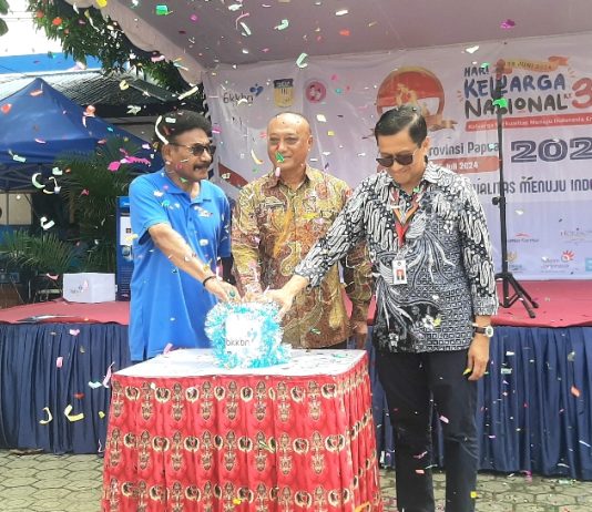 Asisten Deputi Peningkatan Kualitas Kependudukan dan KB, Kemenko PMK, Ir. Redemtus Alfredo Sani Fenat, MAB, bersama selaku Pejabat Fungsional Analis Kebijakan Provinsi Papua, Robert Eddy Purwoko, M. Si, dan Kepala Perwakilan BKKBN Provinsi Papua, Drs. Nerius Auparai, M.Si, saat membuka acara peringatan Harganas ke-31 tingkat Provinsi Papua dengan penekanan tombol sirine bersama-sama, Kamis (21/7/24)