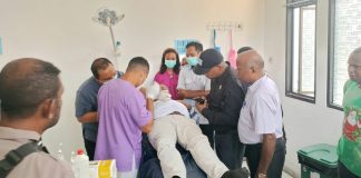 Advokat Yan Chistian Warinussy saat di RSUD provinsi Papua Barat//free