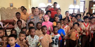 Moment Kapolda Papua Irjen Pol Mathius D. Fakhiri bersama anak-anak
