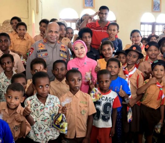 Irjen Fakhiri Harap Jadikan Peringatan HAN 2024 Momen Menuju Generasi Emas Tahun 2045 Moment Kapolda Papua Irjen Pol Mathius D. Fakhiri bersama anak-anak