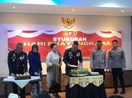 Caption : Kapolresta Jayapura Kota, Kombes Pol. Dr. Victor D. Mackbon, S.H., S.IK., M.H., M.Si, saat memotong tumpeng dalam acara Syukuran Hari Bhayangkara Ke-78 oleh seluruh jajaran Polresta Jayapura Kota di Aula Mapolresta, pada Senin (01/07/2024) siang. Foto : Humas/PapuaSatu.com