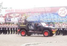 Caption : Kapolda Papua Barat Irjen Pol. Johnny Eddizon Isir,S.I.K.,M.T.C.P, saat mengecek pasukan pada upacara upacara peringatan Hari Bhayangkara ke-78 di Mapolda Papua Barat, Manokwari, Senin (01/07/2024). Foto: Gustavo Wanma/PapuaSatu.com