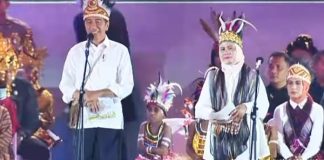 Caption : Suasana Presiden RI. Joko Widodo bersama Ibu Negara Iriana, saat membacakan sejumlah kuis kepada anak-anak sekolah di Istora Papua Bangkit, Sentani-Papua pada puncak peringatan Hari Anak Nasional, pada Selasa (23/07/2024). Foto : Taniya Sembiring/PapuaSatu.com