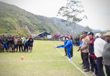 Caption : Pj Sekda Puncak Jaya, Yubelina membuka Turnamen Futsal yang ditandai tendangan pertama di Lapangan GIDI Mulia, Rabu (14/08/2024). Foto : Humas Puncak Jaya/PapuaSatu.com