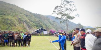Caption : Pj Sekda Puncak Jaya, Yubelina membuka Turnamen Futsal yang ditandai tendangan pertama di Lapangan GIDI Mulia, Rabu (14/08/2024). Foto : Humas Puncak Jaya/PapuaSatu.com