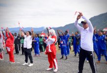 Caption : Suasanasenam bersama Pemerinda daerah Puncak Jaya dalam rangka menyambut Hari Ulang Tahun (HUT) ke-79 Kemerdekaan Republik Indonesia di Lapangan Alun-alun Kota Baru, Jumat (16/08/2024).