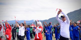 Caption : Suasanasenam bersama Pemerinda daerah Puncak Jaya dalam rangka menyambut Hari Ulang Tahun (HUT) ke-79 Kemerdekaan Republik Indonesia di Lapangan Alun-alun Kota Baru, Jumat (16/08/2024).