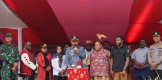 Caption : Penjabat (Pj) Bupati Puncak Jaya Dr. H. Tumiran, S.Sos, M.AP, bersama ketua KPU Provinsi Pj Sekda, DPRD, Ketua KPU Puncak Jaya, Ketua Bawaslu, Kapolres bersama Dandim 1714/PJ, melauncing tahapan pilkada serentak 2024, di Lapangan Sport Center Mulia, Kamis (15/08/2024).