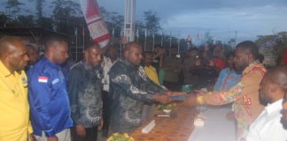 Caption : Pasangan bakal calon Bupati dan Wakil Bupati Yahukimo, Yosep Payage. S.sos, dan Marin Mirin, SH saat mendaftar ke KPU Kabupaten Yahukimo. Foto Yos Itlay/PapuaSatu.com