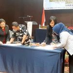 Penandatanganan MoU KUA-PPAS APBD Kabupaten Jayapura Tahun 2025 oleh Pj. Bupati Jayapura, Semuel Siriwa dan Ketua DPRD  Kabupaten Jayapura, Cintiya R. Talantan, Kamis (26/9/24)