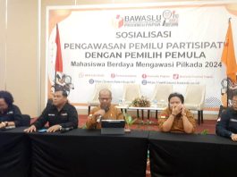 Ketua Bawaslu Papua, Hardin Halidin didampingi seluruh komisioner di Bawaslu Papua saat menyampaikan keterangan pers di salah satu hotel di Kota Abepura, Jumat (11/10/24)