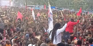 Caption : Ribuan masa pendukung pasangan calon Bupati dan Wakil Bupati, IRINUS-ARSON saat diarak pada kampanye Akbar yang berlangsung di lapangan merah putih kota Karubaga Kabupaten Tolikara, Kamis 21 November 2024. Foto/Kosay Jhesy Kogoya/PapuaSatu.com