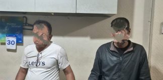 Caption : Dua pelaku penjual miras illegal saat diamankan di ruang Reserse Narkoba Polresta Jayapura Kota bersama barang bukti, untuk dilakukan pemeriksaan lebih lanjut.