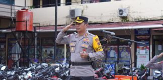 Captin Foto : Kapolresta Jayapura Kota Kombes Pol Dr. Victor D. Mackbon, S.H., S.IK., M.H., M.Si, saat memimpin upacara Hari Kesadaran Nasional di Lapangan Apel Mapolresta Jayapura Kota, Selasa (17/12) pagi.