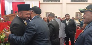 Caption : Ketua DPR Kota Jayapura, Theos Rvelino Beniono Ayomi, S.Sos saat bersalaman usai pelantikan di ruang sidang Paripurna Gedung DPR Kota Jayapura, Jum’at (20/12/2024).