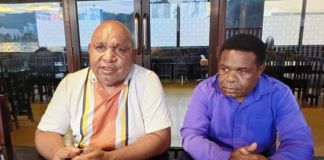 Caption : Pasangan Calon Gubernur Papua dan Wakil Gubernur Papua Pegunungan Befa Yigibalom-Natan Pahabol, saat memberikan keterangan pers di Jayapura, Sabtu (21/12/2024).