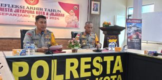 Caption : Kapolresta Jayapura Kota, Kombes Pol Victor D. Mackbon, S.H., S.IK.,M.H.,M.Si bersama Wakapolresta Jayapura Kota, AKBP Deni Herdiana saat memberikan keterangan pers pada refleksi akhir tahun, Senin (30/12/2024).