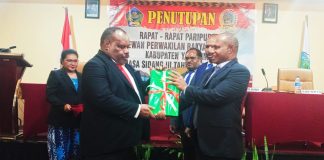 Caption : Ketua DPRD Kabupaten Yahukimo, Yosias Mirin saat menyerahkan hasil pembahasan APBD kepada Bupati Yahukimo, Didimus Yahuli SH.MH pada rapat penutupan DPRD Yahukimo, masa sidang III tahun 2024.