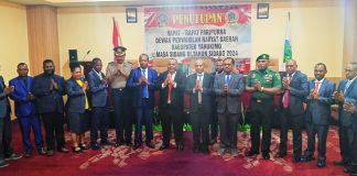Caption : Bupati Yahukimo Didimu Yahuli SH.MH saat foto bersama dengan Forkopimda dan seluruh OPD Pemkab Kabupaten Yahukimo usai penutupan sidang DPRD Masa sidang III Tahun 2024