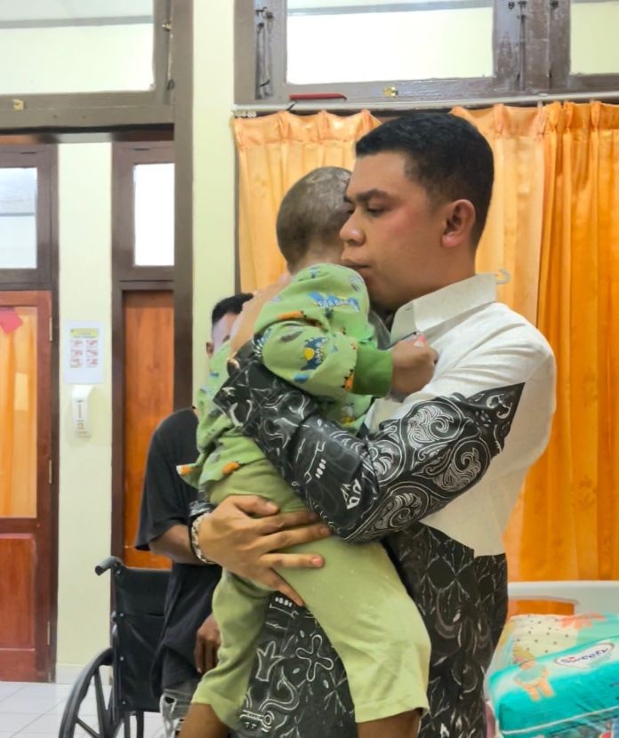 Caption : Wakil Ketua III DPR Papua, Supriady Laling saat menggendong AS (5 tahun) di RS Bhayangkara Polda Papua. Caption : Wakil Ketua III DPR Papua, Supriady Laling saat menggendong AS (5 tahun) di RS Bhayangkara Polda Papua.