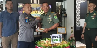 Caption : Kapnendam XVII/Cenderawasih, Kolonel Inf. Chandra Kurniawan saat memberikan nasi tumpeng kepada salah satu anggota pendam XVII/Cenderawasih di sela sela peringatan HUT penerangan Kodam ke 74, Senin (13/01/2025)