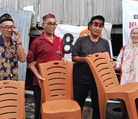Caption : Ketua Fraksi Partai Keadilan Sejahtera (PKS) Hj. Asriyani,saat menyerahkan bantuan Kursi dan minyak goreng yang di Hamadi Para para, Jayapura Selatan, Jumat’ 17/01/2025).