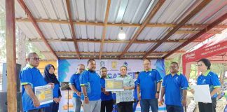 Caption : Komisaris Umum PT. AMJRN Hana S Hikoyabi, saat menyerahkan penghargaan kepada teknis berprestasi, pada acara Famyli Gathering di Pantai Hamadi, Sabtu (18/01/2025).