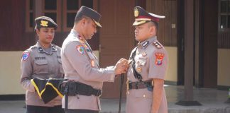 Caption : Kapolda Papua Tengah, Brigjen Pol Alfred Papare, S.I.K., saatmengukuhkan Kapolres Mimika AKBP Billyandha Hildiario Budiman, S.I.K., M.H, Kamis (16/01.2025).
