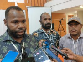 Caption : Bendahara Koalisi tim DiYo, Aptoro Lokbere didampingi Sekretaris Koalisi Tim DiYo, Nikius Bugiangge saat memberikan keterangan pers usai penetapan pleno bupati terpilih Dinar Kelnea dan Yoas Beon, 7 Februari 2025