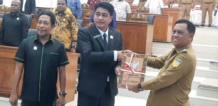 Ketua DPRK Kabupaten Jayapura, Ruddy Bukanaung, SE saat menyerahkan Aspirasi Masyarakat hasis reses 30 anggota DPRK
