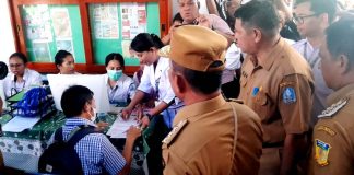 Pj. Gubernur Papua, Mayjen TNI. (Purn). Ramses Limbong, S.IP., M.Si. Didampingi Pj. Bupati Jayapura, Dr. Ir. Semuel Siriwa,M.Si dan Kadis Kesehatan Kabupaten Jayapura, Khairul Lie saat meninjau pelaksanaan pemeriksaan kesehatan gratis yang berulang tahun di Puskesmas Sentani, Senin (10/2/25)