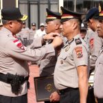 Penyerahan penghargaan Kapolri kepada delapan anggota Tim Pembebasan Sandera Pilot Susi Air oleh Wakapolda Papua Brigjen Pol. Dr. Faizal Ramadhani, S.Sos., S.I.K., M.H.