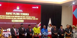 Caption : Gubernur dan Wakil Gubernur Provinsi Papua Pegunungan, Jhon Tabo dan Ones Pahabol saat foto bersama dengan komisioner KPU Pegunungan Papua Usai Rapat Pleno Terbuka