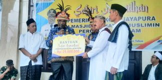 Walikota Jayapura, Abisai Rolo, SH,MH dan Wakil Walikota Jayapura, Dr. Ir. H. Rustan Saru,MM, saat menyerahkan bantuan dalam Safari Ramadhan 1446 H/2025 M kepada pengurus Masjid Jami'atul Muslimin, Perumnas IV Padangbulan, Distrik Heram, Kota Jayapura, Senin (17/3/25).