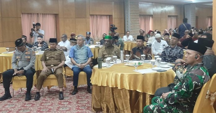 Walikota Jayapura Abisai Rollo, SH,MH dan Wakil Walikota Ir. Haji Rustan Saru, MM, bersama unsur Forkompinda, berbuka puasa bersama Ormas, OKP, Tokoh Agama,Tokoh Masyarakat, Paguyuban serta Insan Pers di Kota Jayapura, Senin (24/3/25)