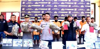 Kapolresta Jayapura Kota Kombes Pol Dr. Victor D. Mackbon, S.H., S.IK., M.H., M.Si didampingi Kasat Resnarkoba AKP Febry V. Pardede, S.T.K., S.I.K, Kapolsek Kawasan Pelabuhan Laut (KPL) Jayapura Iptu H. Abdul Kadir, KBO Satuan Narkoba Polresta Jayapura Kota Ipda Sunito dan Kanit Reskrim Polsek Muara Tami Ipda Ponidi saat menunjukkan sebagian barang bukti narkotika golongan 1 jenis ganja yang berhasil disita di awal Tahun 2025