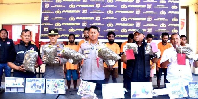 Kapolresta Jayapura Kota Kombes Pol Dr. Victor D. Mackbon, S.H., S.IK., M.H., M.Si didampingi Kasat Resnarkoba AKP Febry V. Pardede, S.T.K., S.I.K, Kapolsek Kawasan Pelabuhan Laut (KPL) Jayapura Iptu H. Abdul Kadir, KBO Satuan Narkoba Polresta Jayapura Kota Ipda Sunito dan Kanit Reskrim Polsek Muara Tami Ipda Ponidi saat menunjukkan sebagian barang bukti narkotika golongan 1 jenis ganja yang berhasil disita di awal Tahun 2025
