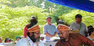 Caption : Bupati dan Wakil Bupati Tolikara, Papua Pegunungan, Willem Wandik S.Sos dan Yotam Wonda SH.M.Si saat bincang-bincang ketika menghadiri acara minum kopi bareng bersama warga Gidi di Sentani, 12 Maret 2025.