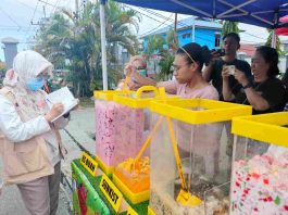 Caption : Petugas Balai POM Jayapura saat melakukan pemeriksaan Takjil berupa es buah dan makana di kawasan Terminal Entrop, Distrik Jayapura Selatan-Kota Jayapura, 14 Maret 2025