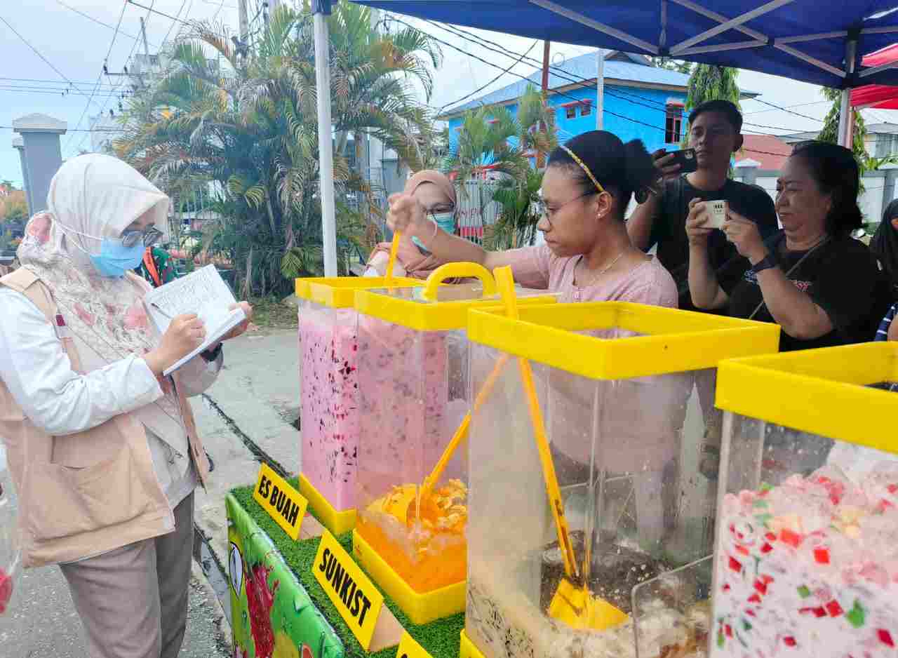 Caption : Petugas Balai POM Jayapura saat melakukan pemeriksaan Takjil berupa es buah dan makana di kawasan Terminal Entrop, Distrik Jayapura Selatan-Kota Jayapura, 14 Maret 2025