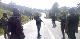 Tim Patroli Belukar 7.6 dari Satgas Damai Cartenz yang segera menuju Tempat Kejadian Perkara (TKP) melakukan penyisiran